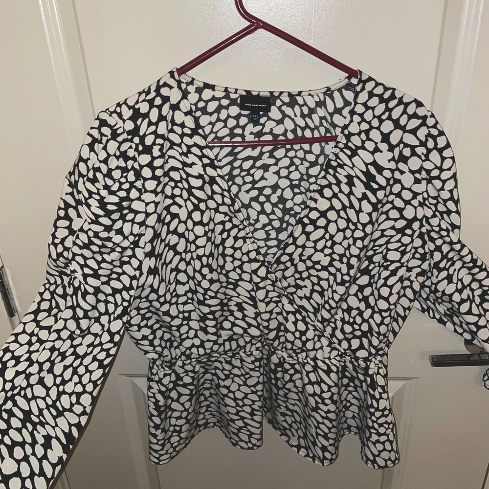 Black + white printed v-neck textured blouse